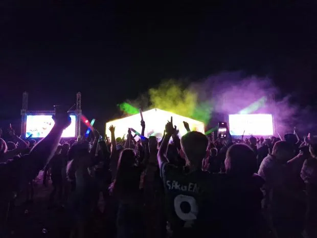 EstaFest crowd at an evening DJ set